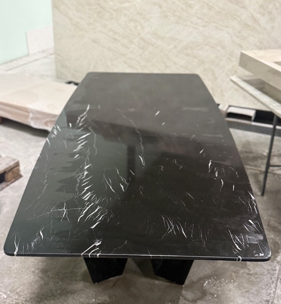 Deens ovaal Marmeren eettafel - Nero Marquina marmer, Huis en Inrichting, Tafels | Eettafels, Ophalen, Overige materialen, Nieuw