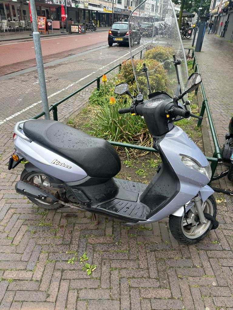 Peugeot Kisbee scooter/snorfiets met hoog windscherm, Fietsen en Brommers, Scooters | Peugeot, Gebruikt, Overige modellen, Maximaal 45 km/u