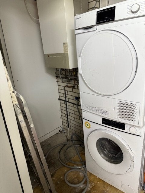 Sharp Wasmachine en Bosch Wasdroger, Ophalen, Gebruikt, 1200 tot 1600 toeren, 85 tot 90 cm