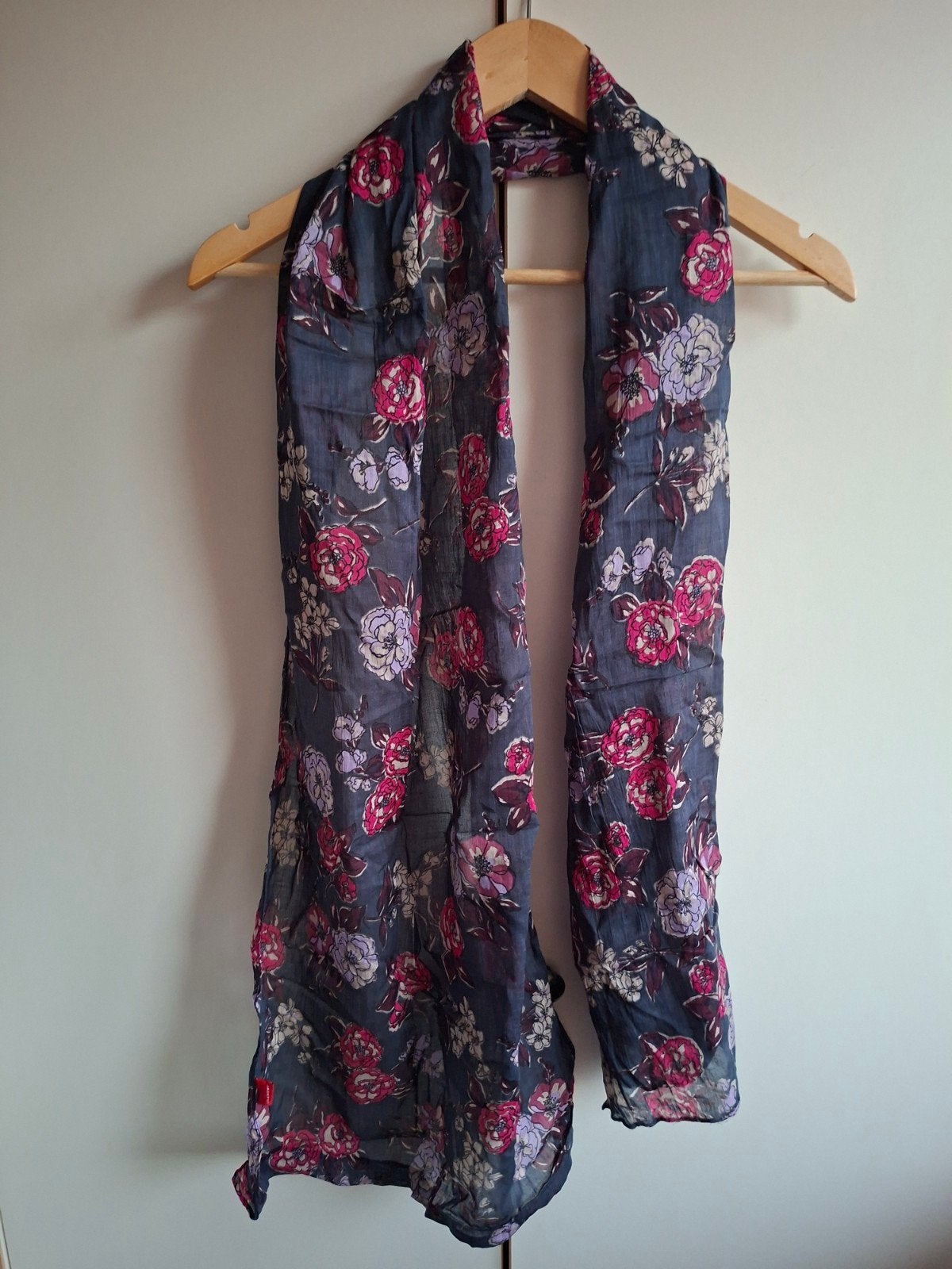 Bloemenprint sjaal - Donker met roze bloemen, Kleding | Dames, Mutsen, Sjaals en Handschoenen, Maat 46/48 (XL) of groter, Ophalen of Verzenden