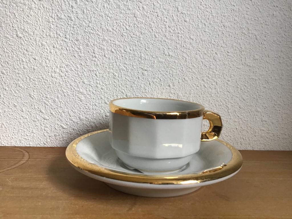 Pillivuyt kop en schotel. Wit met gouden rand., Huis en Inrichting, Keuken | Servies, Ophalen of Verzenden