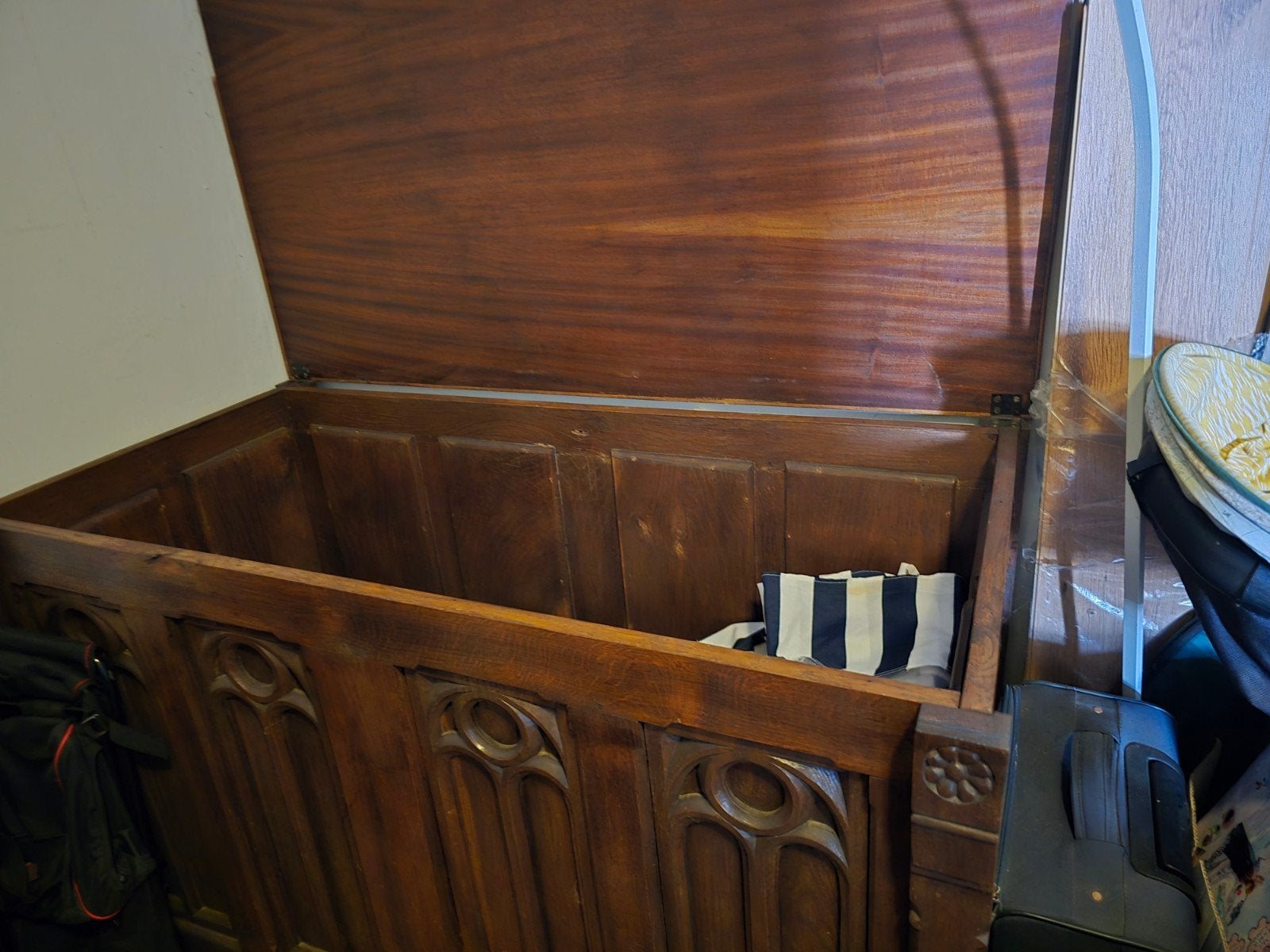 Antieke houten kist met sierlijk houtsnijwerk, Ophalen
