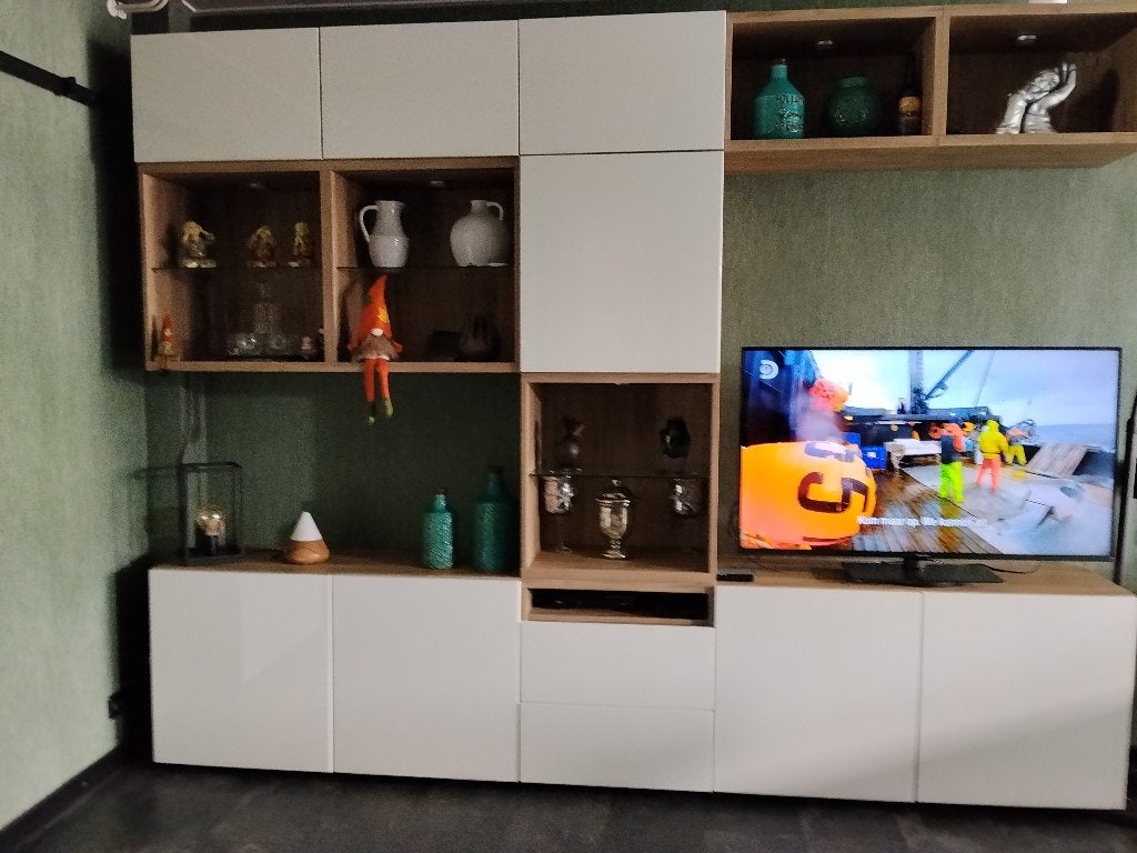 Foto 2 van Moderne wandkast met open en gesloten vakken van Ikea BESTÅ