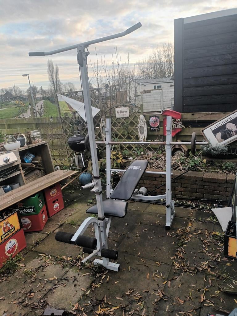 Bankdrukset met 60 kg gewichten - Oud maar functioneel, Sport en Fitness, Gebruikt, Krachtstation, Ophalen of Verzenden, Metaal