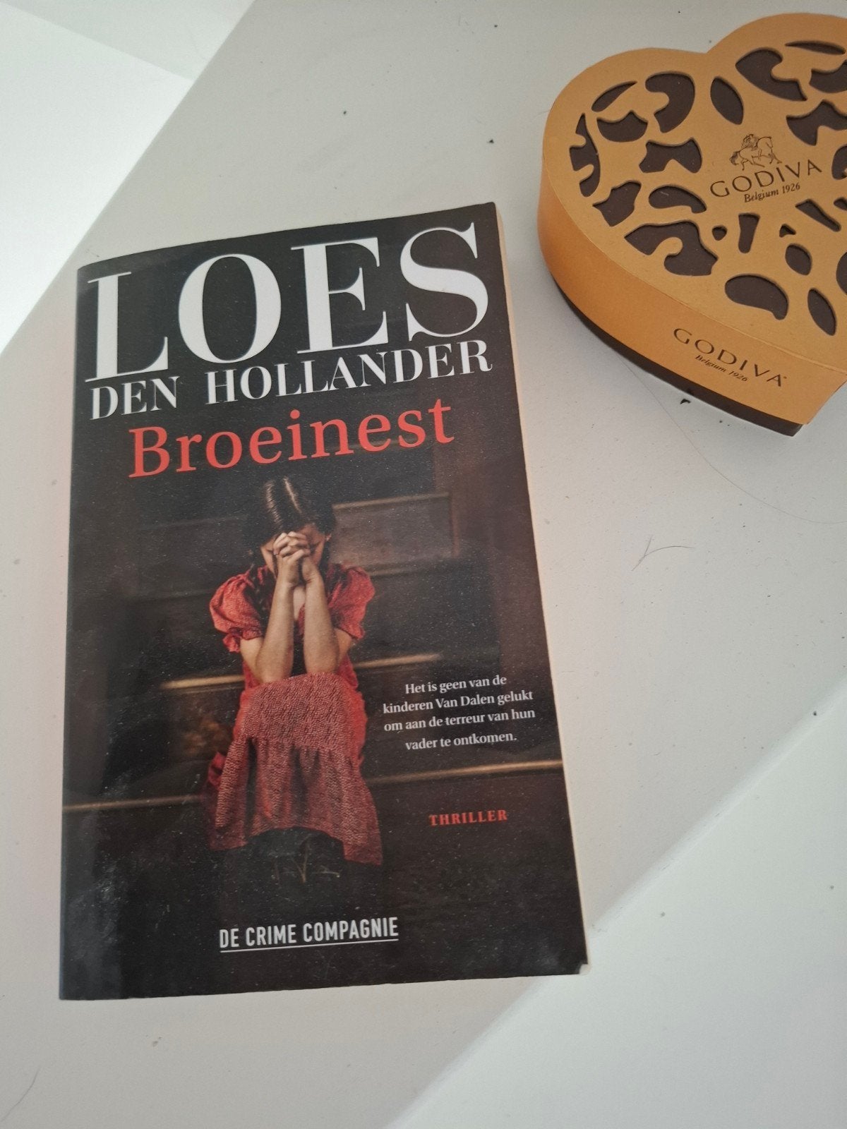 Loes den Hollander - Broeinest, Boeken, Thrillers, Zo goed als nieuw, Ophalen of Verzenden