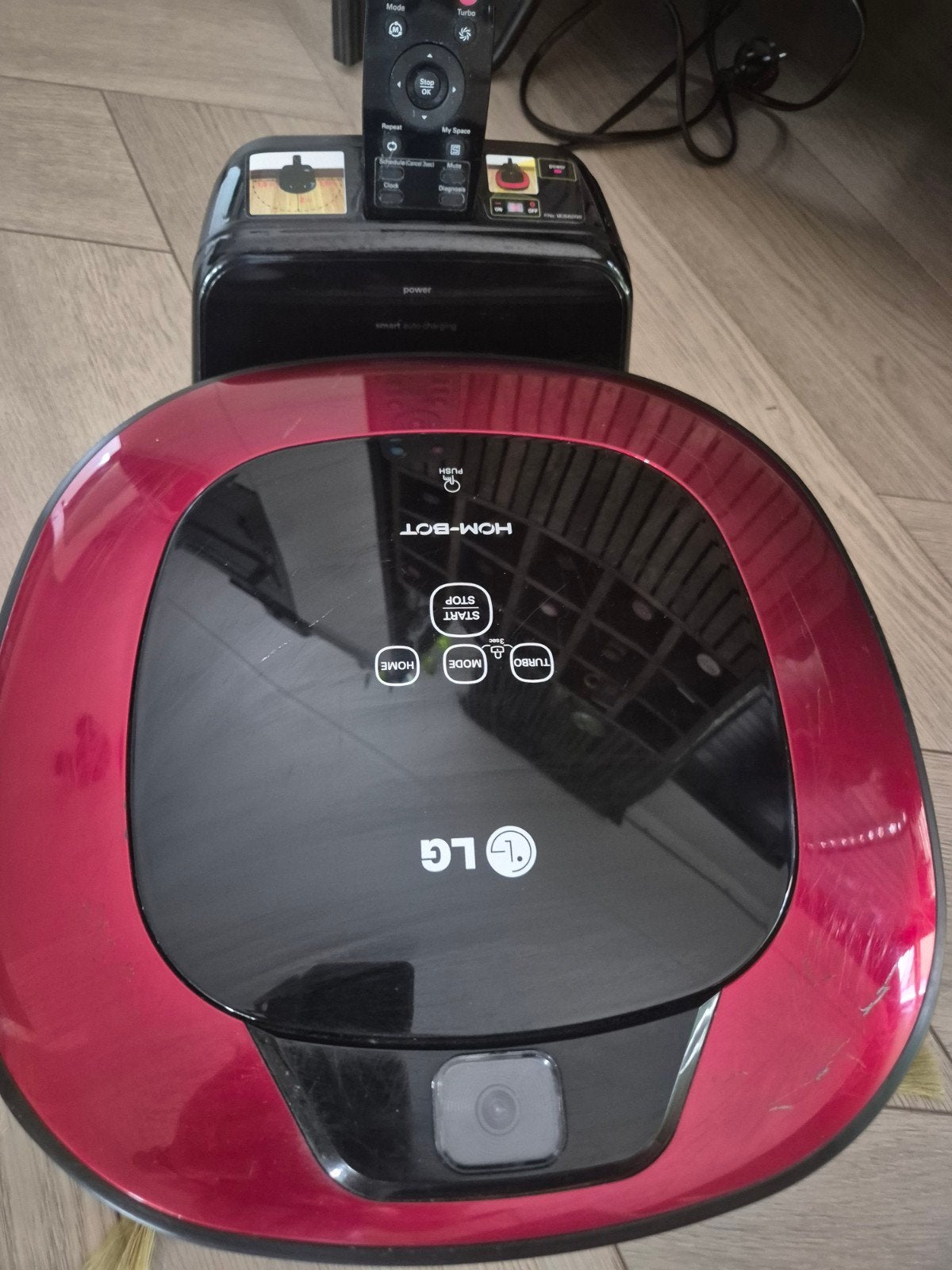 LG Hom-Bot Robotstofzuiger - Rood, Geschikt voor harde vloeren, Ophalen of Verzenden, Zo goed als nieuw, Robotstofzuiger