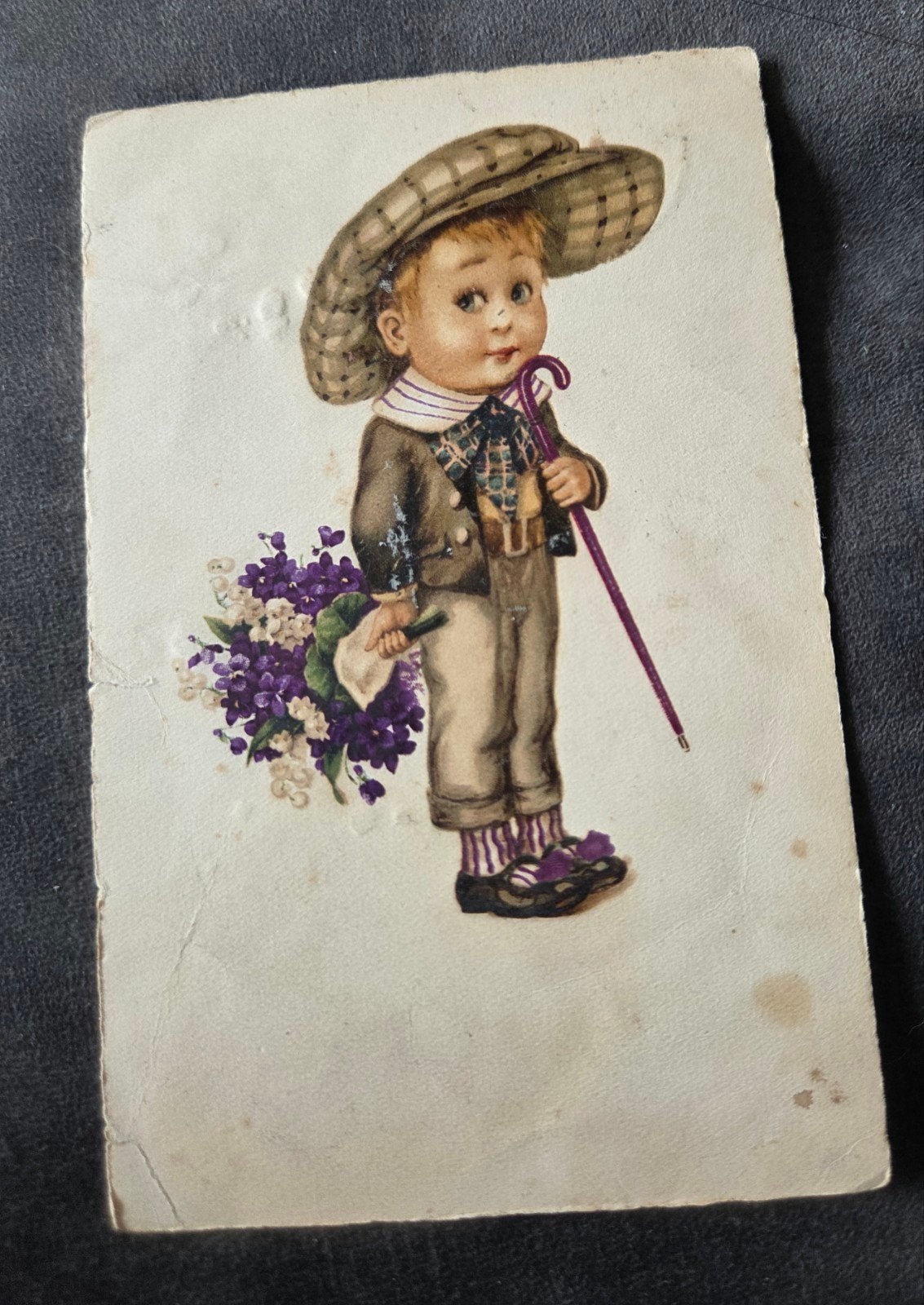 Oude ansichtkaart jongen met bloemen en wandelstok, 1923, Verzenden, 1920 tot 1940, Gelopen, Kinderen