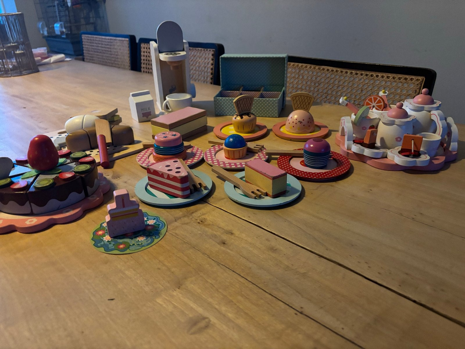 Houten speelgoed: theeservies, gebakjes, koffiezetapparaat, Ophalen of Verzenden, Gebruikt, Meubelstuk of Keukentje