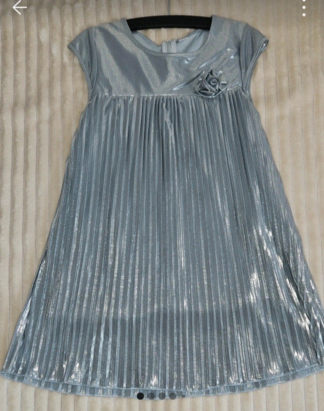 Nieuw Zilverkleurig Plissé Jurkje Maat 110/116, Ophalen of Verzenden, Nieuw, Meisje, Jurk of Rok