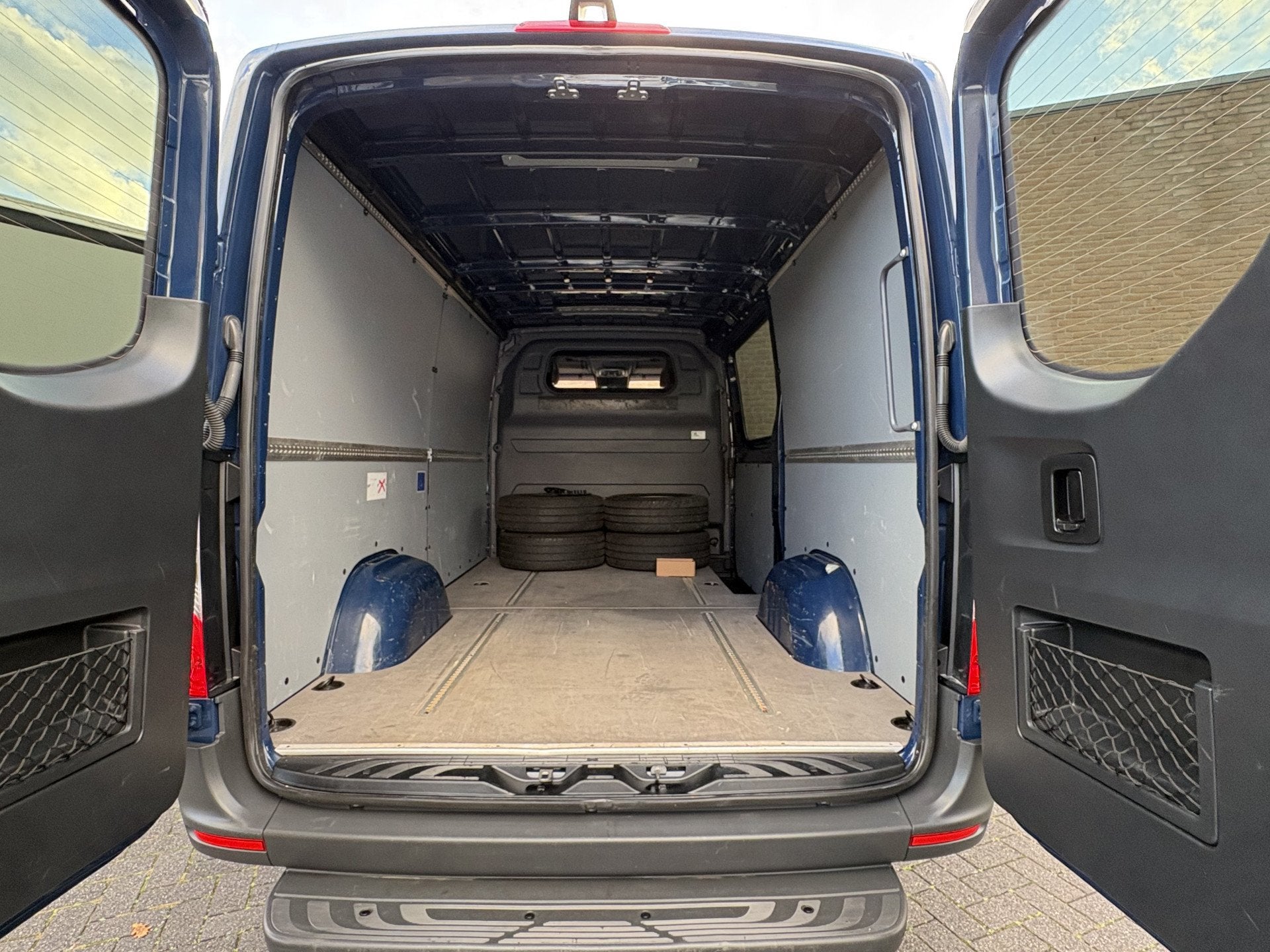 Mercedes-Benz Sprinter 317CDI 170PK 9G-Tronic L2H1 / LED / C, Auto's, Automaat, Gebruikt, 4 cilinders, Blauw