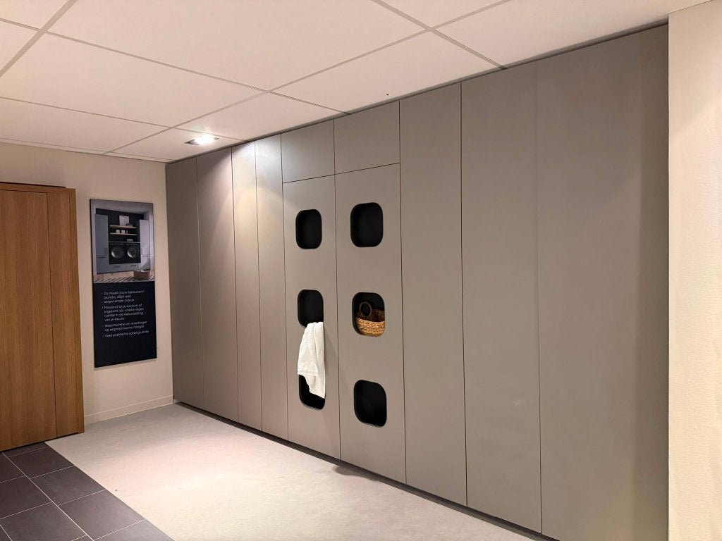 Moderne kledingkast met geïntegreerde wasmachine en droger, Ophalen, Zo goed als nieuw
