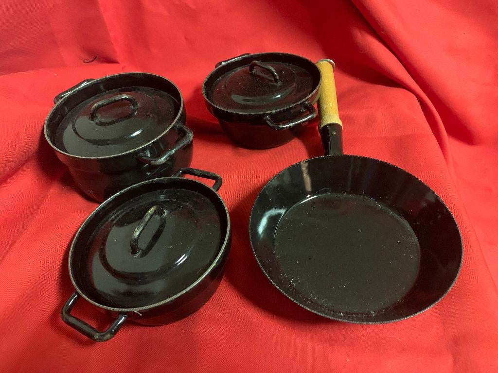 speelgoed: potjes en een pannetje, Ophalen, Gebruikt, Overige materialen, Speelkeuken-accessoire