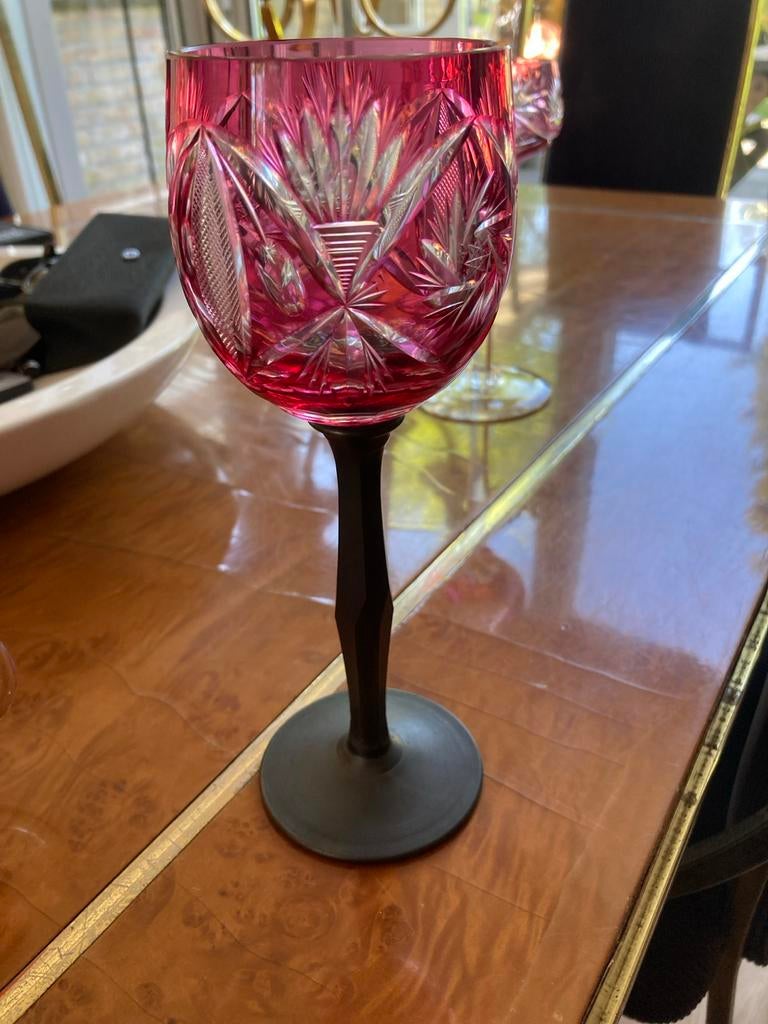 Prachtig geslepen kristallen wijnglas, robijnrood, Ophalen
