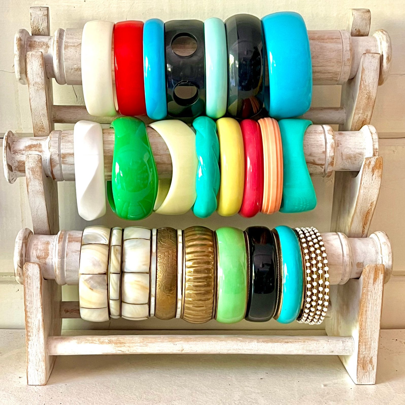 Vintage gekleurde armbanden bangles messing en parelmoer, Sieraden, Tassen en Uiterlijk, Ophalen of Verzenden, Gebruikt, Overige kleuren