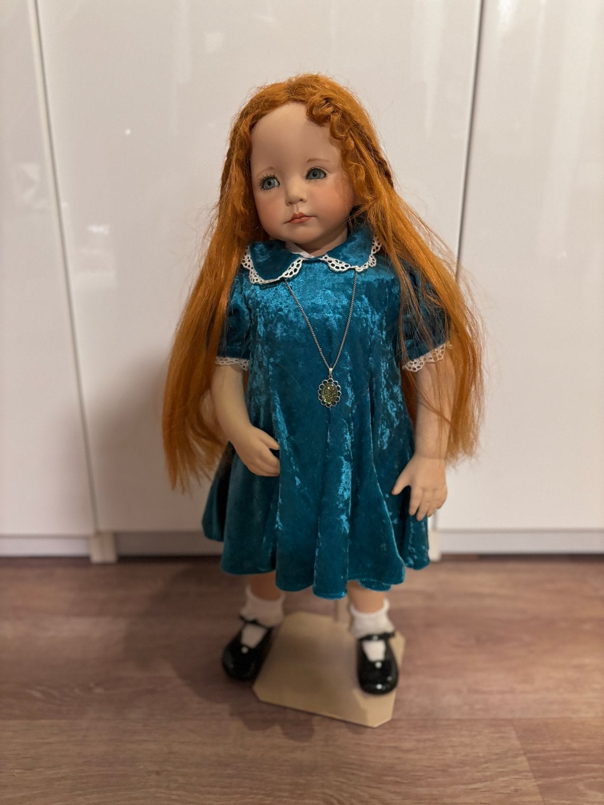 Porseleinen pop met rood haar & aqua jurk van bijna 60cm, Ophalen of Verzenden, Zo goed als nieuw, Pop