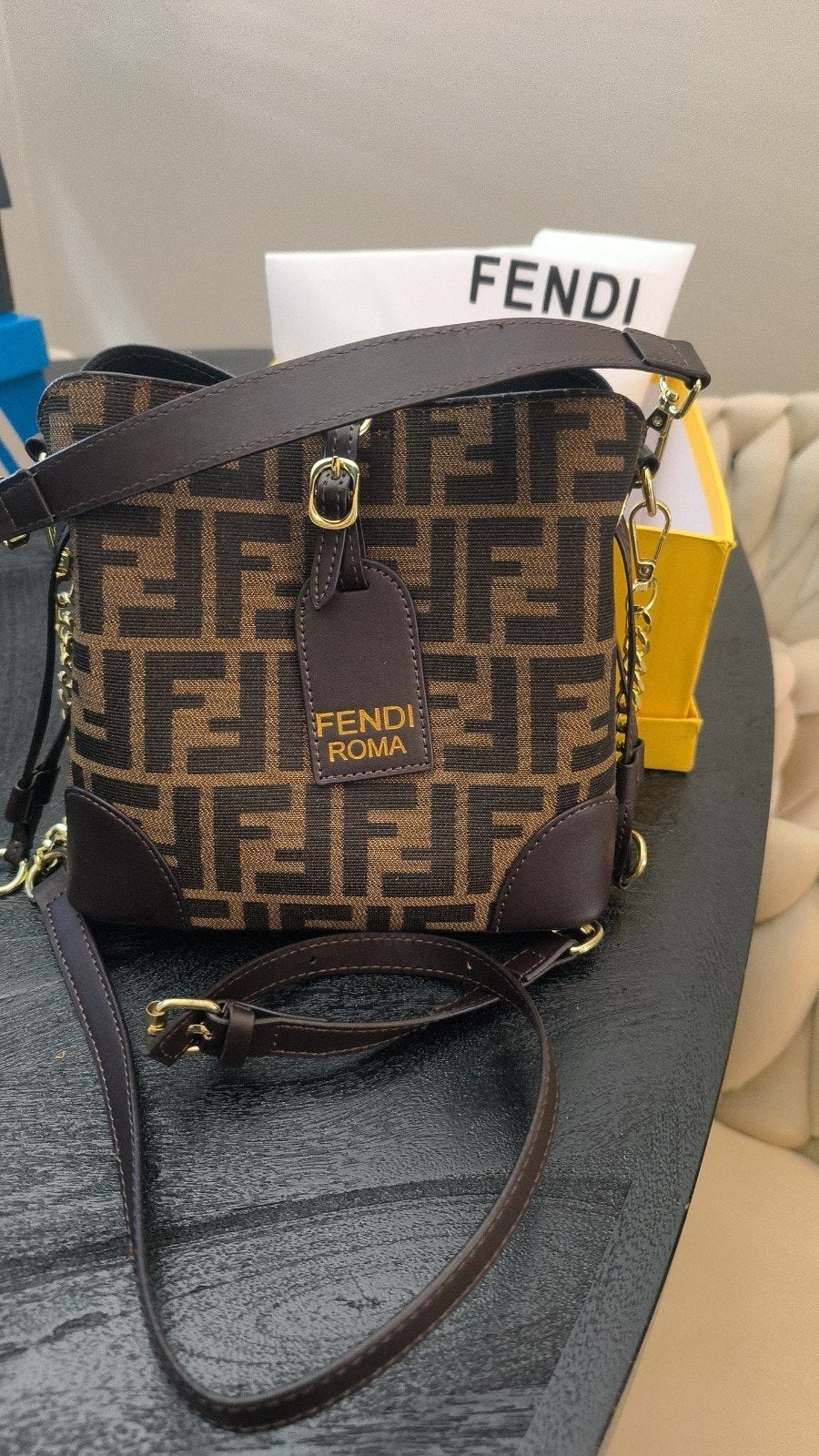 Fendi Roma Bucket bag - Zo goed als nieuw!, Sieraden, Tassen en Uiterlijk, Tassen | Damestassen, Ophalen of Verzenden