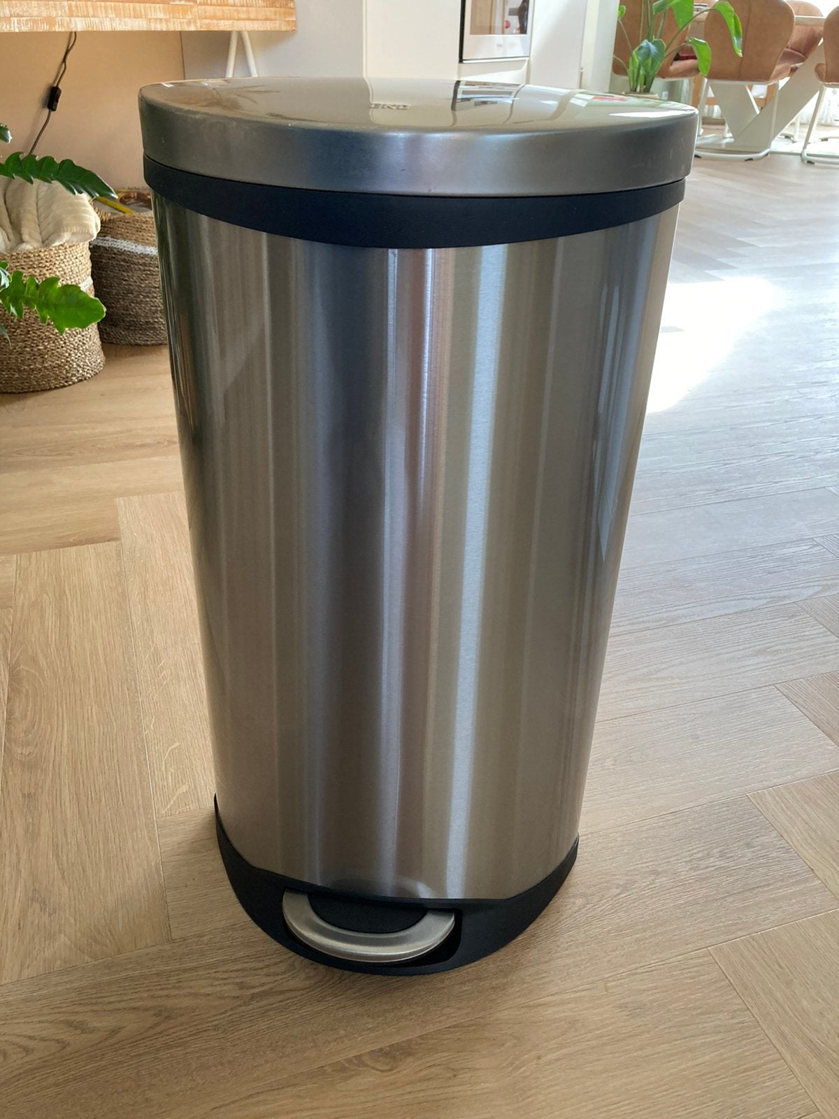 Mooie prullenbak 30 liter, Huis en Inrichting, Woonaccessoires | Prullenbakken, Ophalen, Met pedaal, Zo goed als nieuw, Rvs