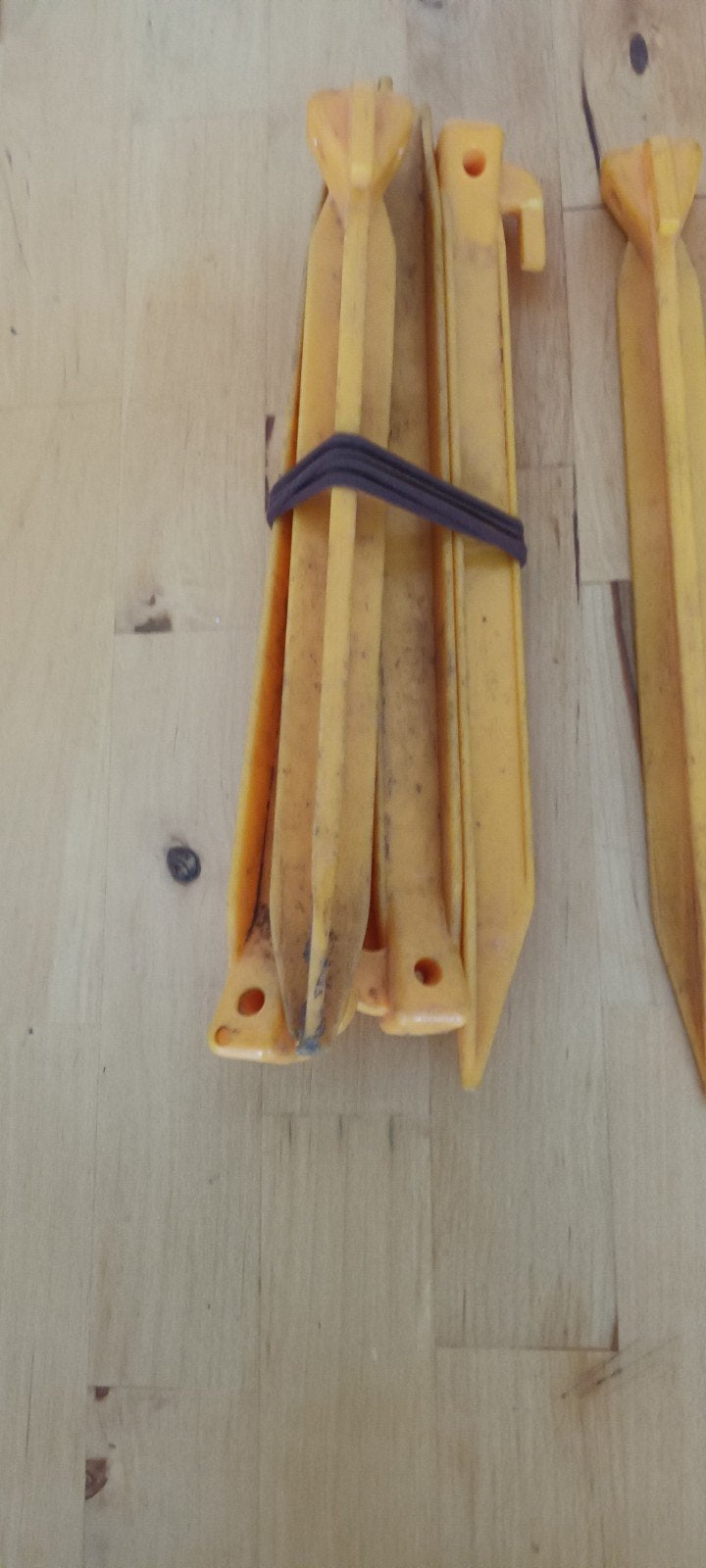Plastic tent haringen., Ophalen