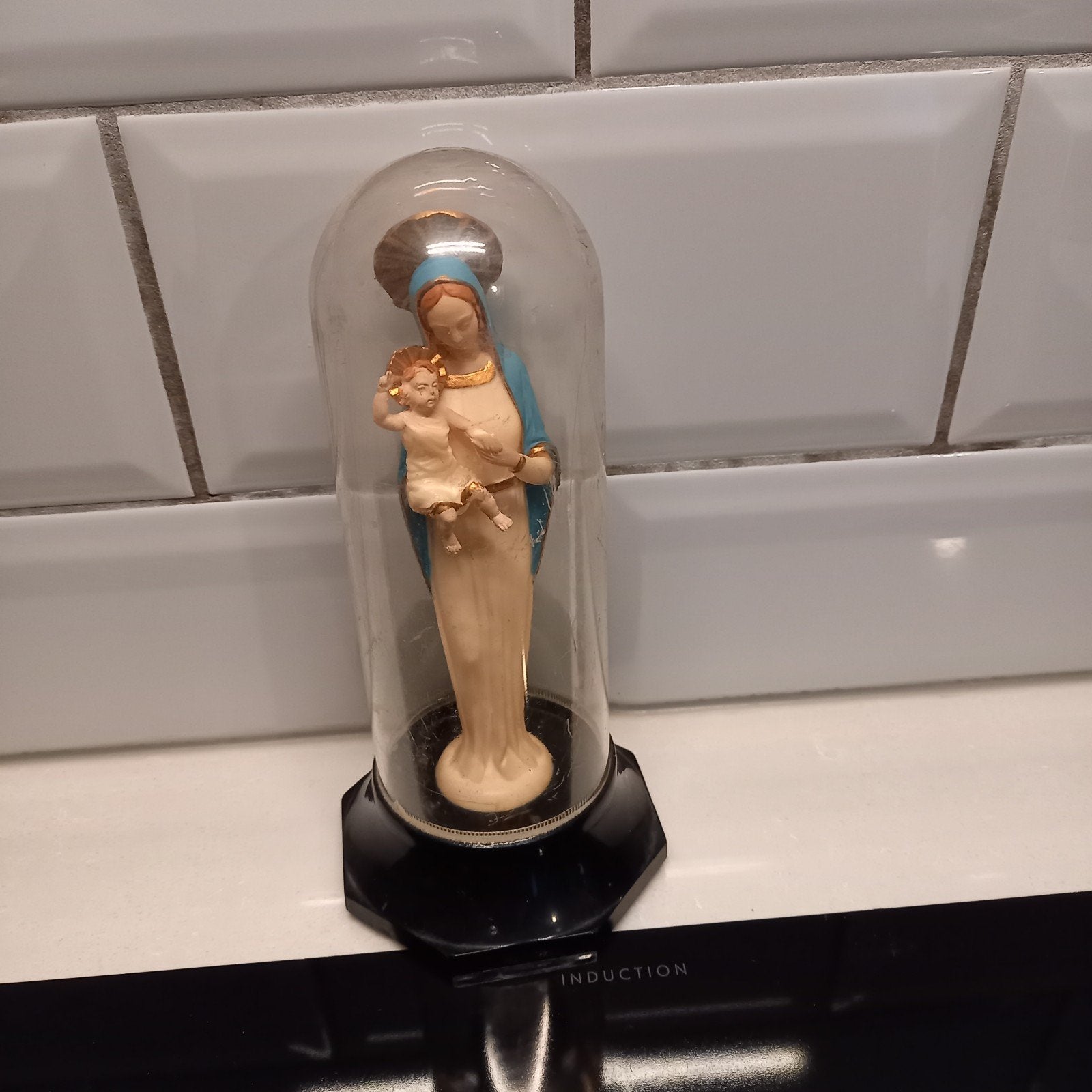 Vintage religieus beeldje Maria met kindje Jezus onder stolp, Verzenden, Gebruikt, Beeld(je)
