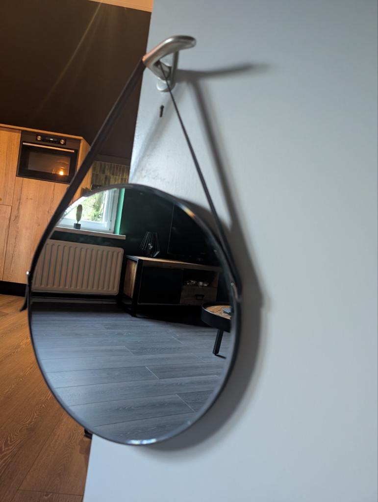 Ronde spiegel met zwarte leren band, Huis en Inrichting, Woonaccessoires | Spiegels, Minder dan 50 cm, Rond, Ophalen of Verzenden