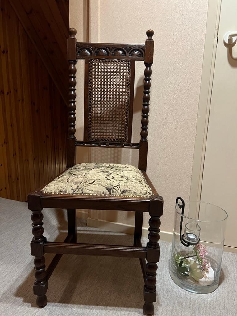 Antieke stoel met rieten rugleuning en geborduurde zitting, Antiek en Kunst, Antiek | Meubels | Stoelen en Banken, Ophalen of Verzenden