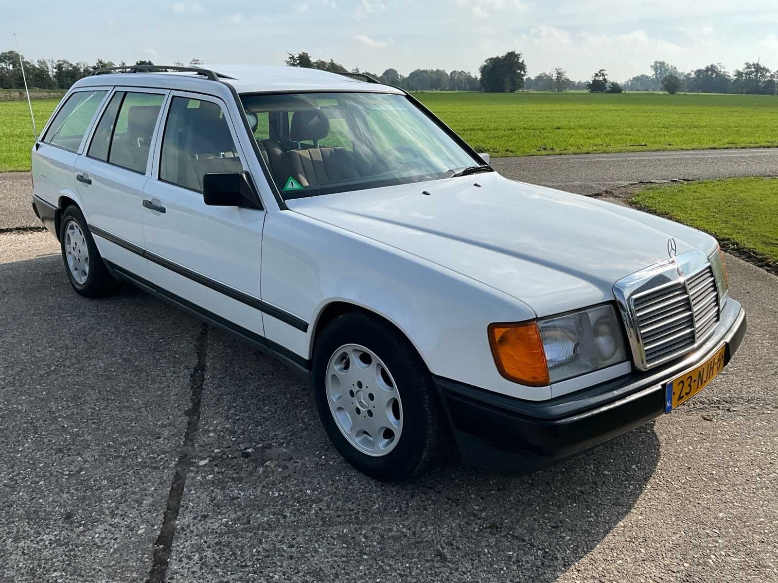 1986 Mercedes-Benz 200-500 (W124) Combi 300 TD Oldtimer, Auto's, Mercedes-Benz, Diesel, Geïmporteerd, Te koop