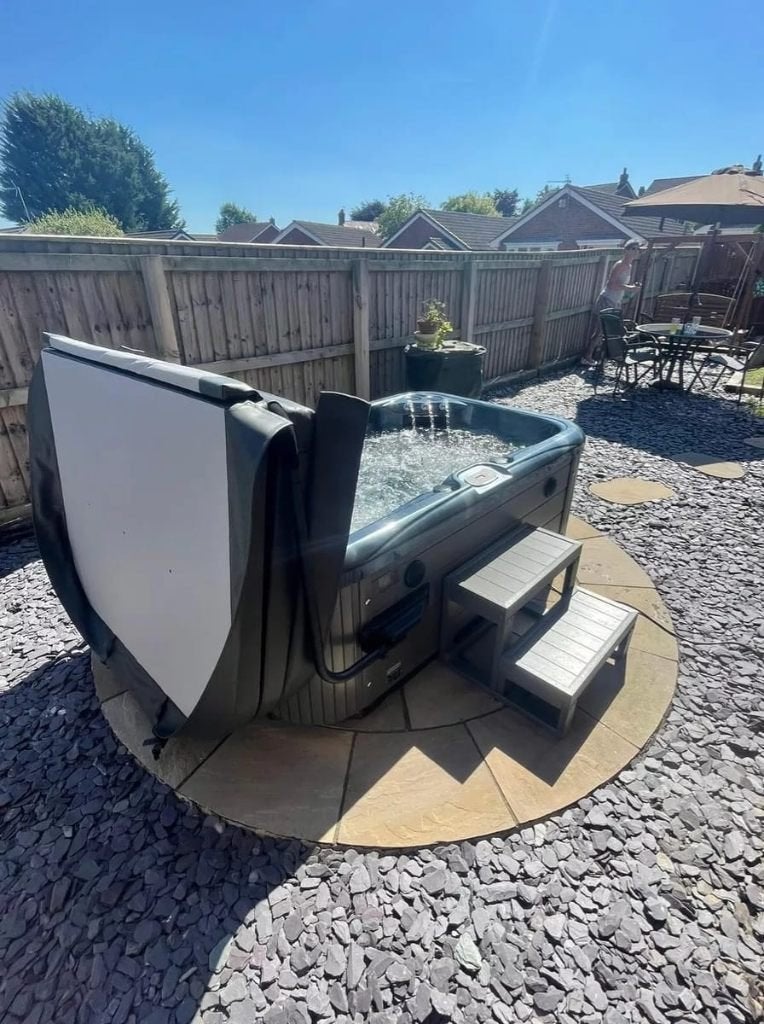 Luxe Palm Spas Jacuzzi – 2 persoons, Ophalen, Zo goed als nieuw, Trap, Vast