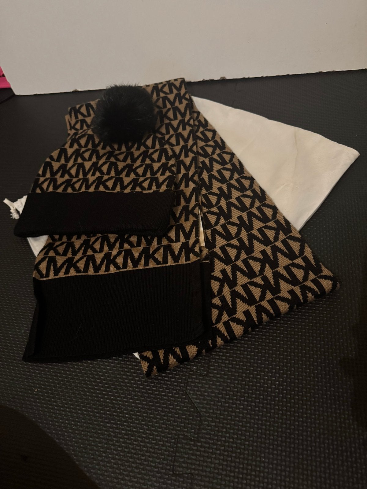 Michael Kors Scarf and Beanie., Verzenden, Zo goed als nieuw, Maat 38/40 (M), Muts