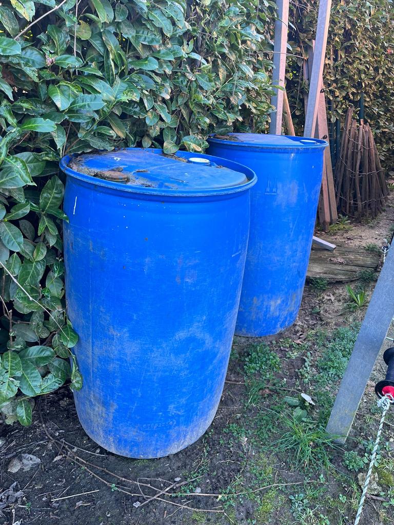 Twee blauwe tonnen, gebruikt als springmateriaal, Ophalen, Gebruikt