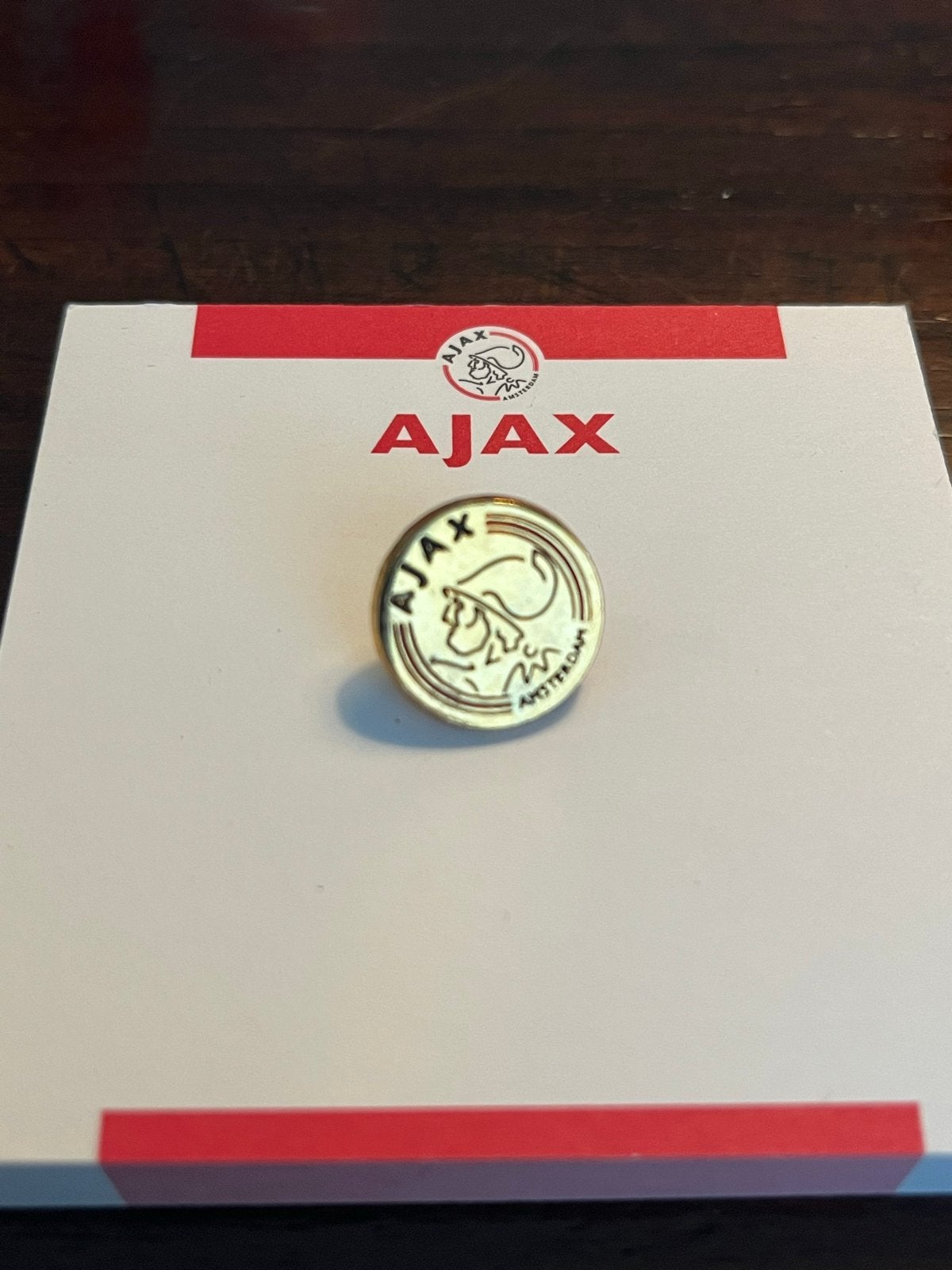 Ajax Speldje - Goudkleurige Logo Pin, Ophalen of Verzenden, Zo goed als nieuw, Sport, Speldje of Pin