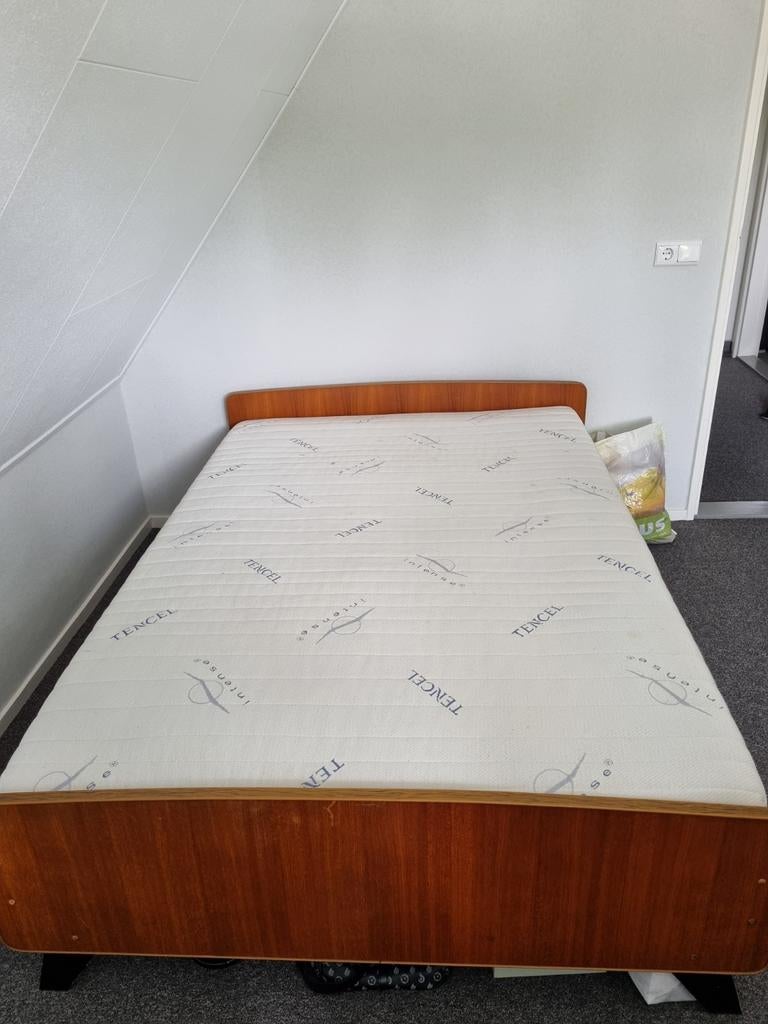 Bed met lattenbodem en matras 140x195cm, Ophalen, Gebruikt, Tweepersoons, Hout