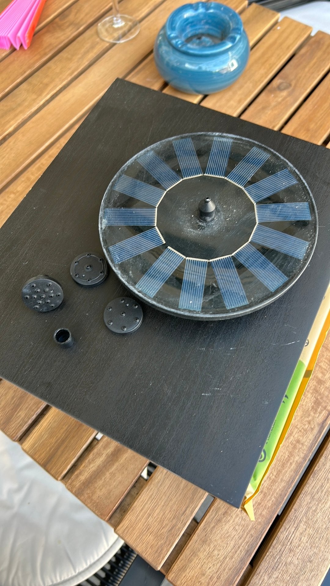 Fontein op zonnepanelen diameter 15cm met div spuitstukken, Tuin en Terras, Ophalen of Verzenden, Zo goed als nieuw
