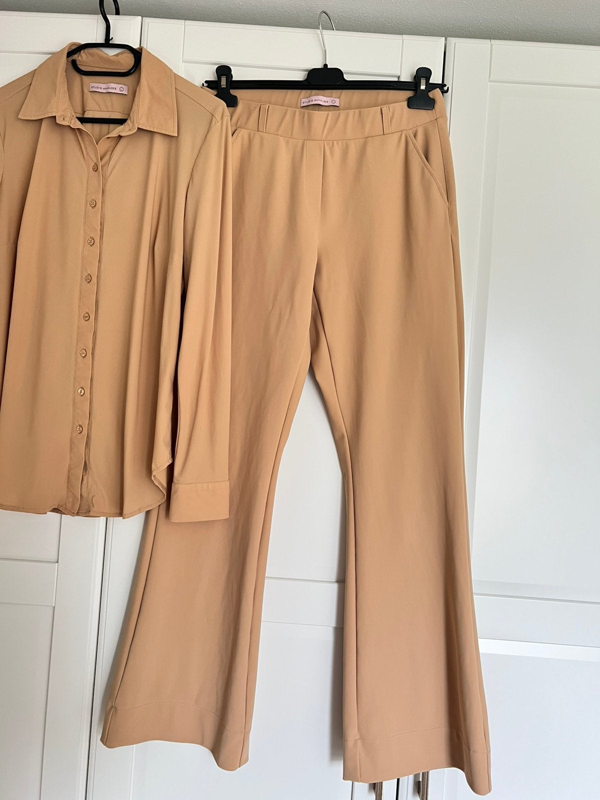Studio anneloes set L flair bonded broek & poppy blouse, Kleding | Dames, Maat 38/40 (M), Beige, Ophalen of Verzenden, Zo goed als nieuw