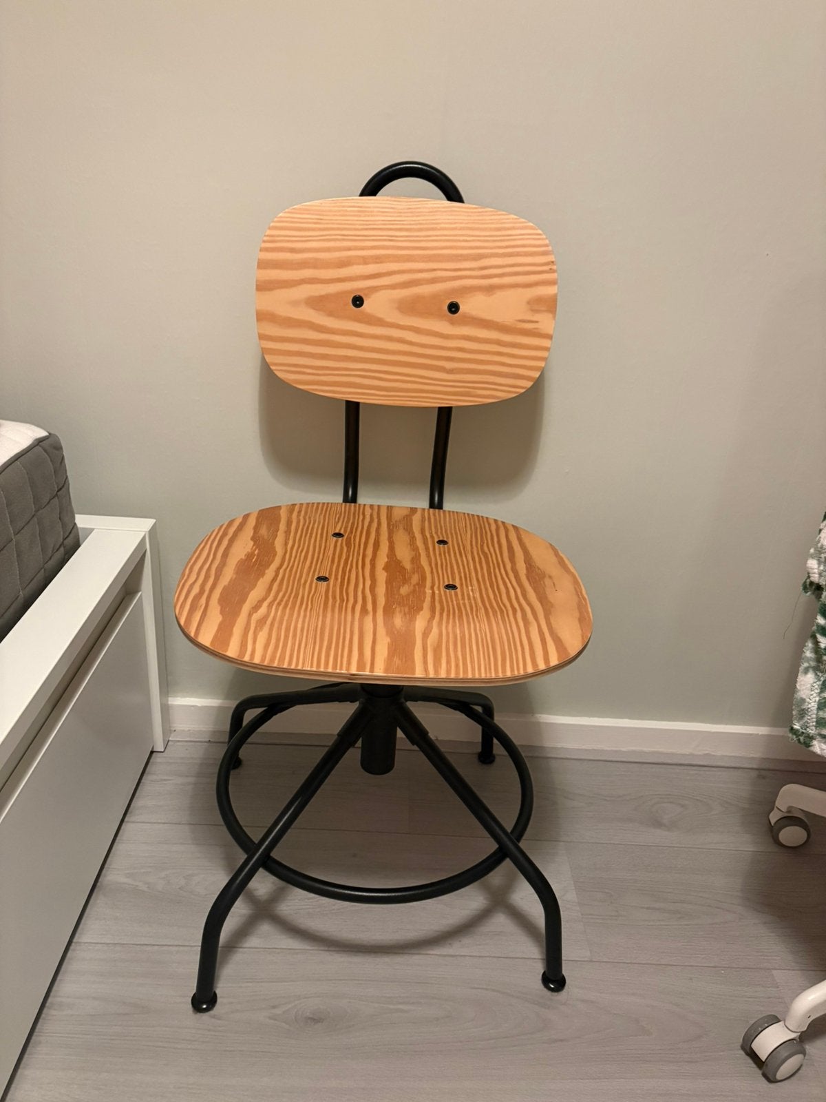 Houten bureaustoel van IKEA, Huis en Inrichting, Ophalen, Zo goed als nieuw, Zwart