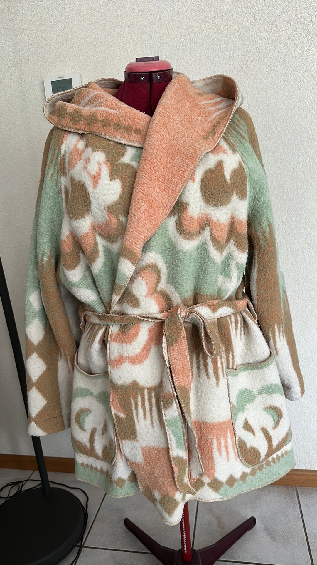 Handgemaakte wollen deken jas OOAK, Ophalen of Verzenden, Gedragen, Maat 42/44 (L), Beige