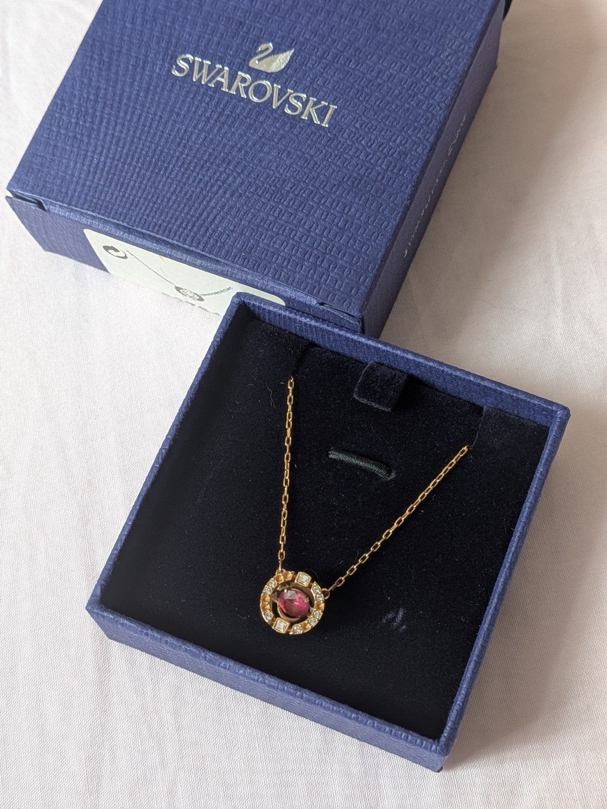 Swarovski ketting met roze kristal en gouden afwerking, Overige materialen, Ophalen of Verzenden, Zo goed als nieuw, Verstelbaar