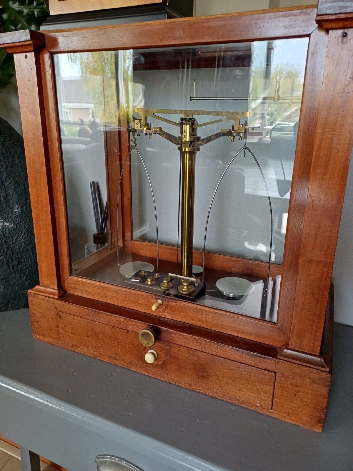 Antieke Precisie Balansweegschaal in Houten Vitrine, Ophalen