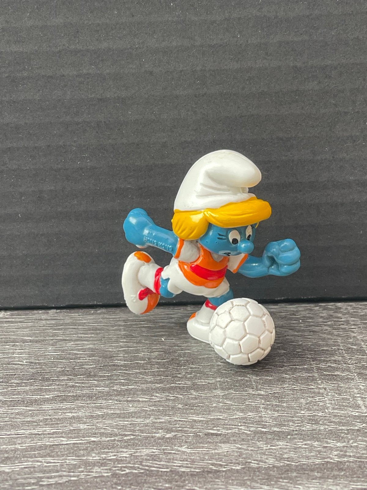 Smurfin voetballer Figuurtje - Vintage Smurfen Collectie, Verzamelen, Smurfen, Ophalen of Verzenden, Gebruikt, Smurfin, Poppetje, Figuurtje of Knuffel