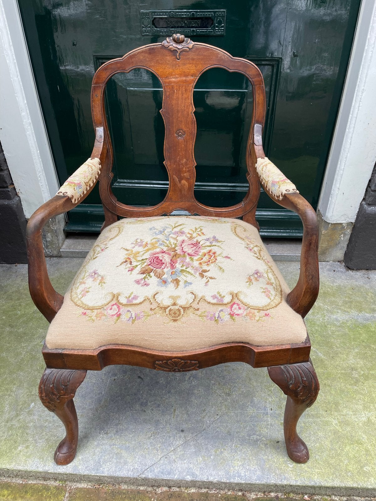 Antieke fauteuil met geborduurde zitting, Ophalen