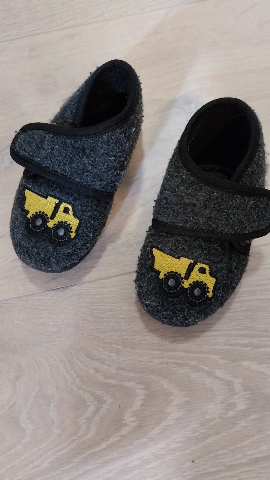 leuke zwarte  slofjes met gele kiepauto maat 24, Ophalen of Verzenden, Jongetje of Meisje, Slofjes