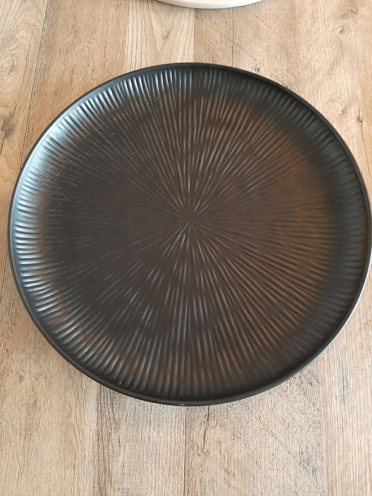 Prachtig rond zwart dienblad met reliëf, Huis en Inrichting, Woonaccessoires | Dienbladen, Ophalen of Verzenden, Zo goed als nieuw