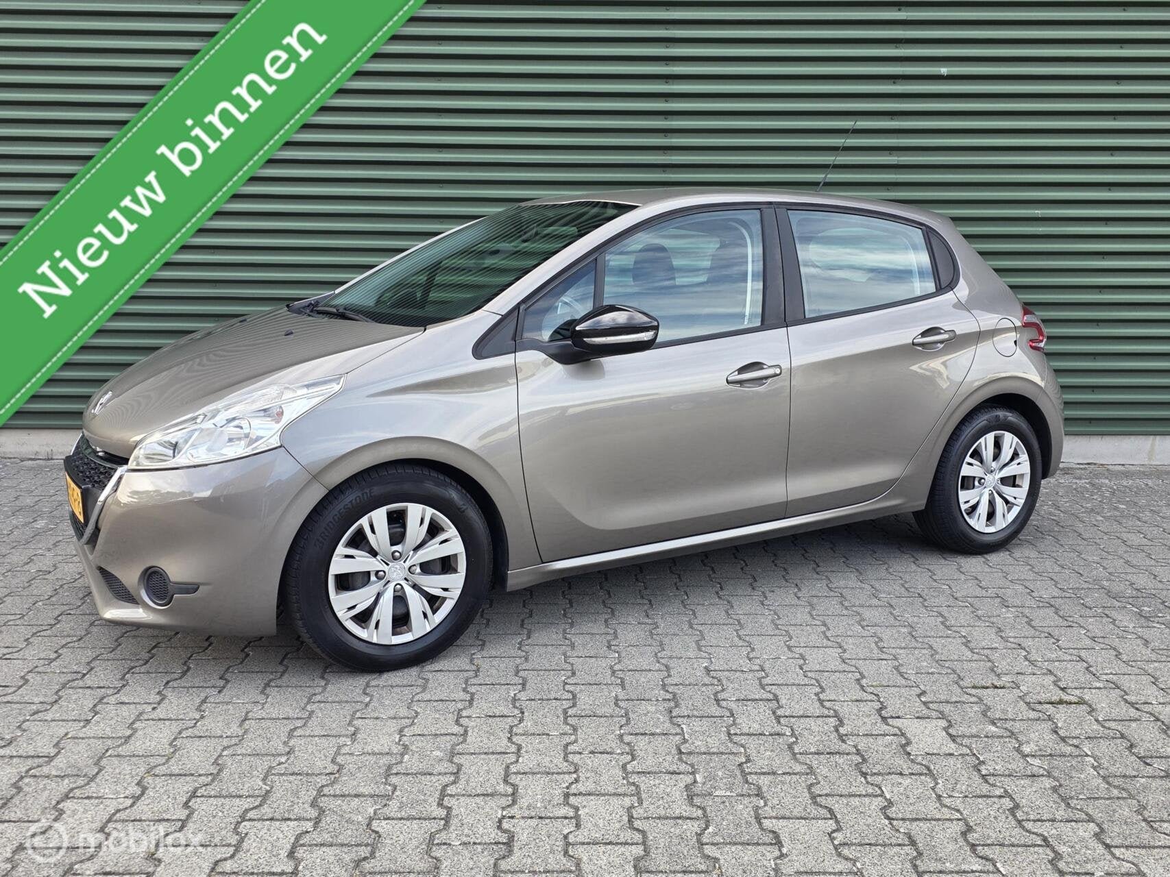 Peugeot 208 1.4 VTi Allure|Airco|Groot-Scherm|, Voorwielaandrijving, Euro 5, Stof, Zwart