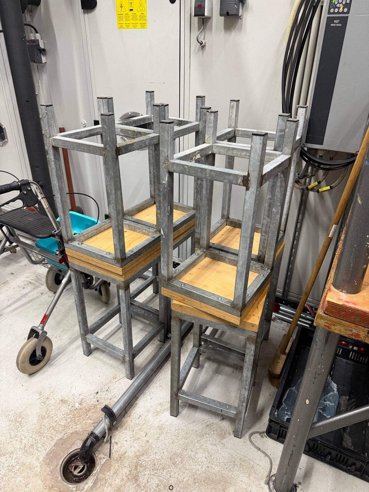 Set van 13 robuuste metalen krukken met houten zitting, Ophalen, Gebruikt, Overige kleuren, Vijf, Zes of meer stoelen