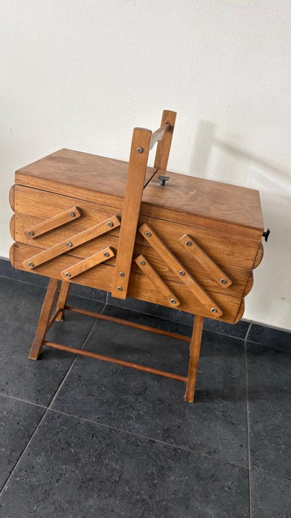 Vintage houten naaidoos op poten in zeer goede staat, Antiek en Kunst, Ophalen of Verzenden