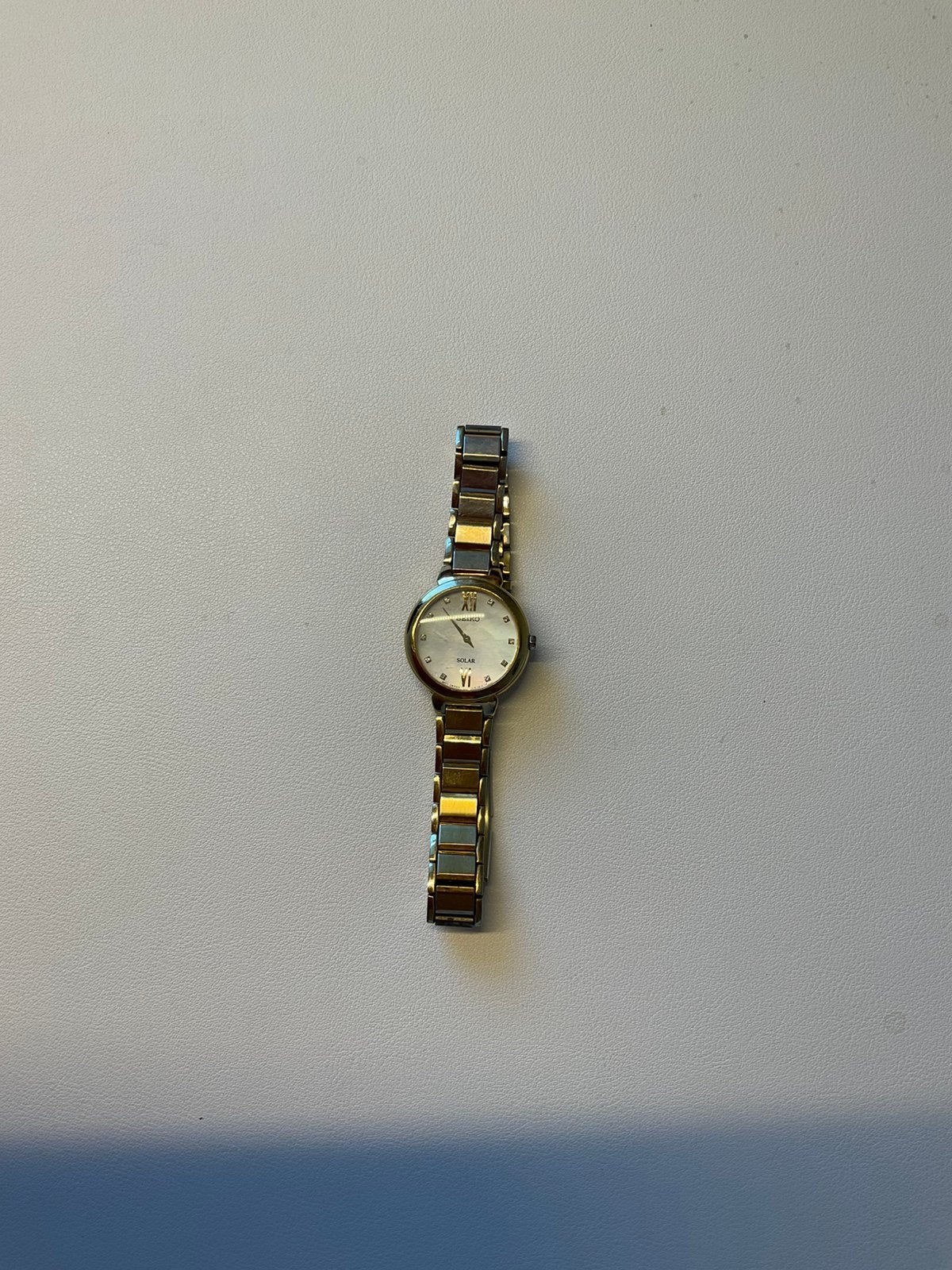 Goudkleurig Seiko V116-0CT0 solar dameshorloge met kristal, Gebruikt, Polshorloge, Ophalen of Verzenden, Met strass