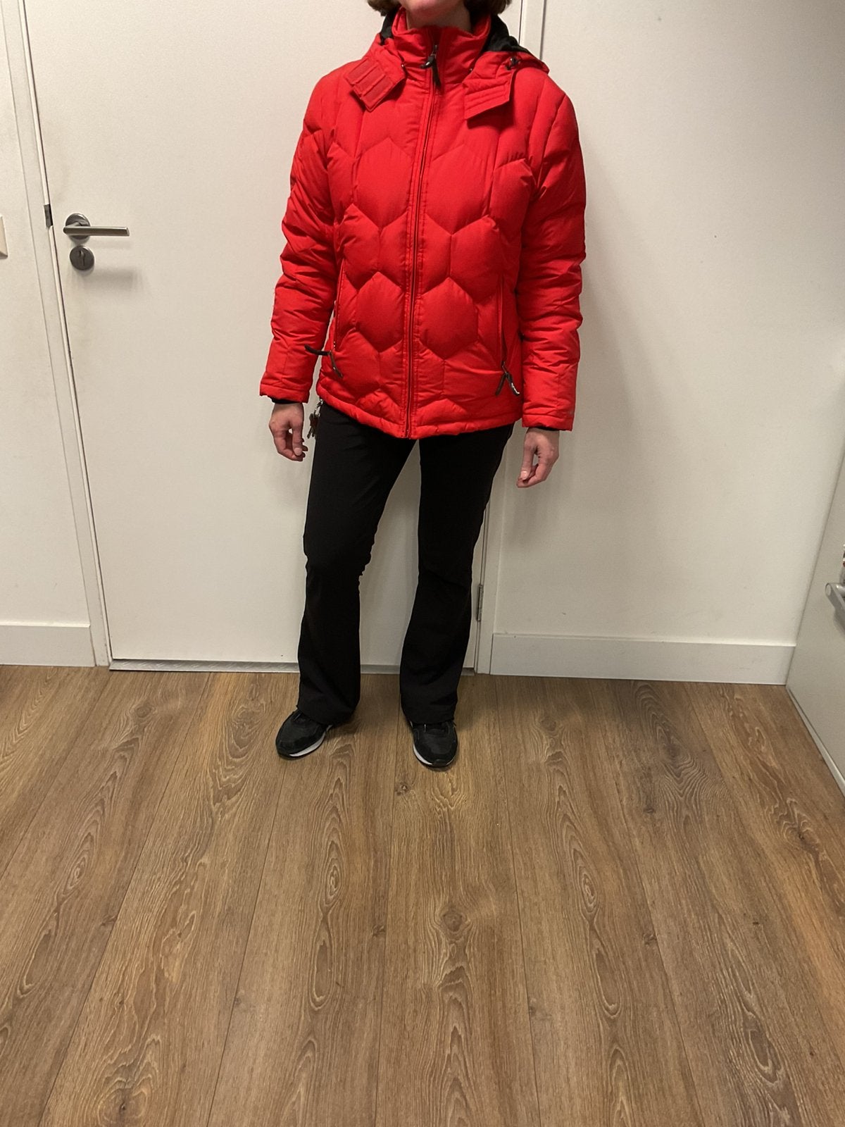 Dames gevoerde donsjas rood INQ wasbaar mt.S met capuchon, Ophalen of Verzenden, Zo goed als nieuw, Maat 38/40 (M), Rood