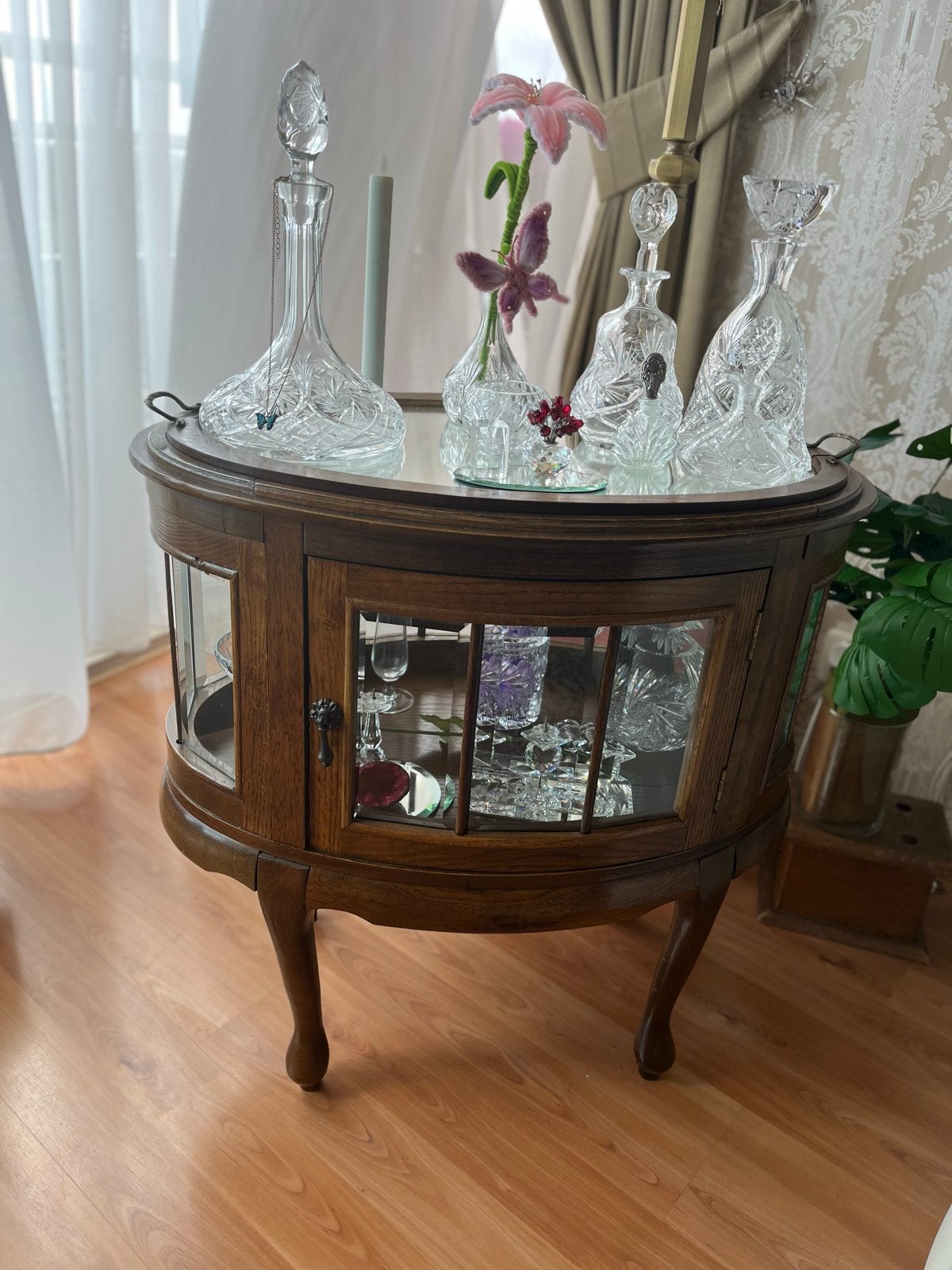 Antieke houten drankenkast met glazen vitrines, Ophalen
