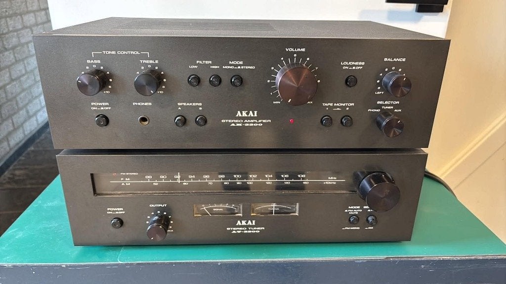 akai versterker en tuner, Overige merken, Gebruikt, Ophalen of Verzenden, Minder dan 60 watt