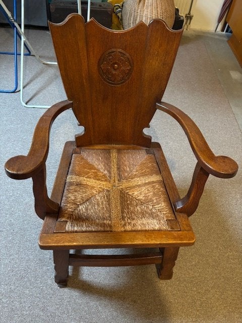 Eikenhouten armstoel met rieten zitting, Ophalen