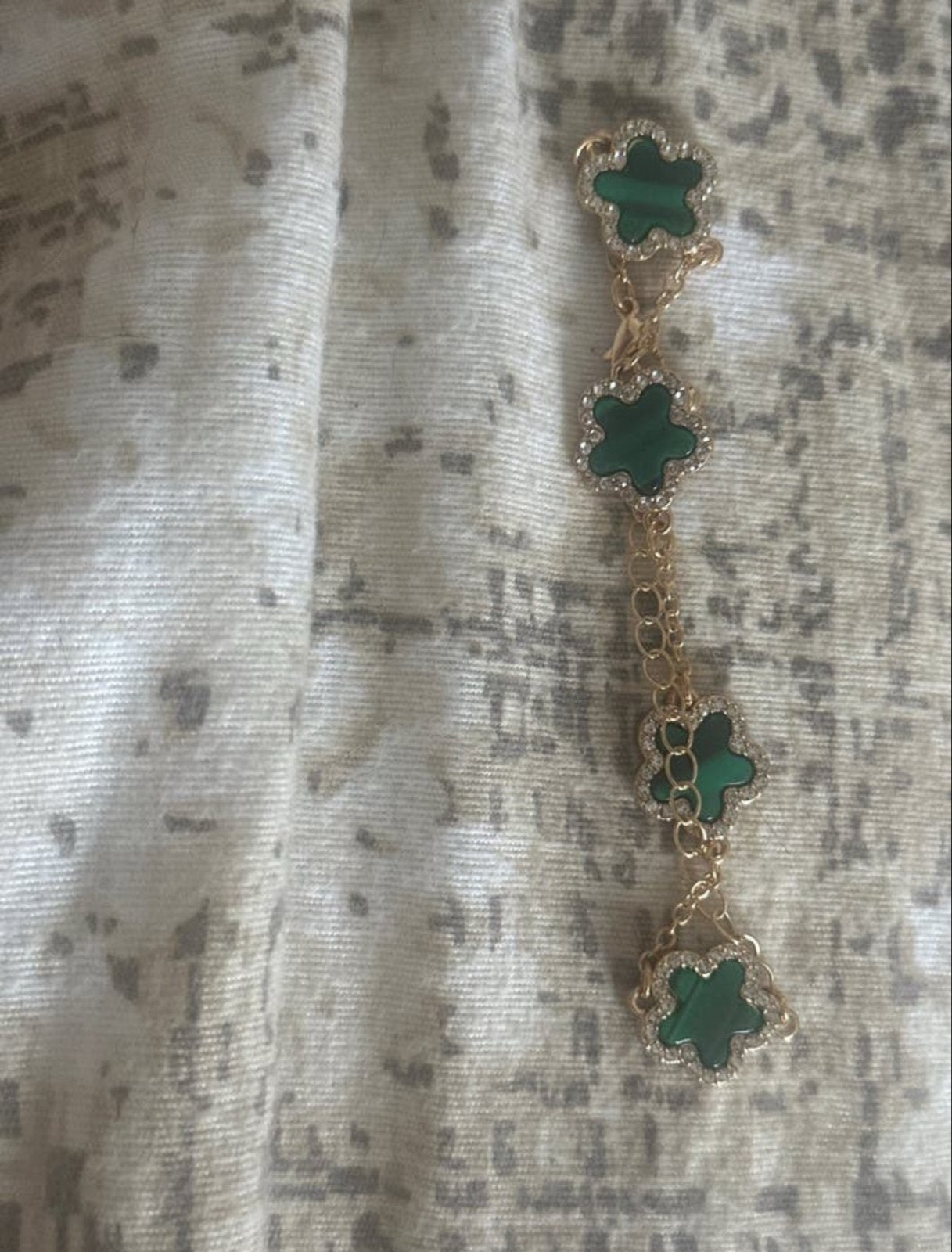 Gouden armband met groene klavertjes en strass, Ophalen, Zo goed als nieuw, Goud, Met strass
